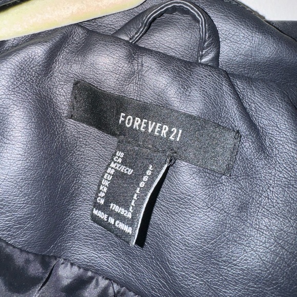 Size Large Like New Faux Leather Cropped Black Jacket Forever 21 - Picture 3 of 6